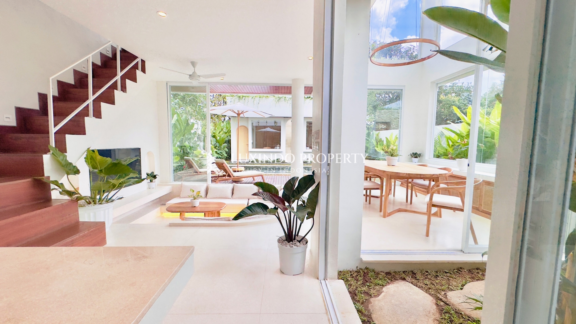JIMBARAN - A COMFORTABLE MODERN TROPICAL RETREAT (LHV971)
